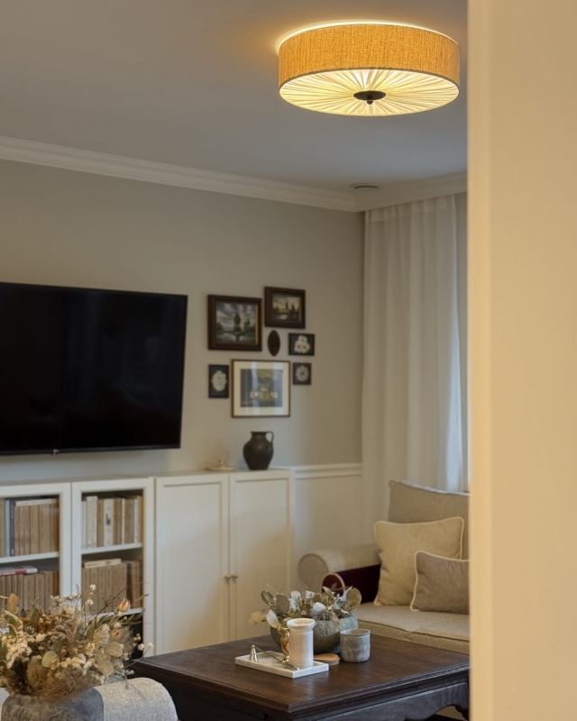 Duża lniana lampa sufitowa do salonu PLISE BLACK III - zapalone światło.