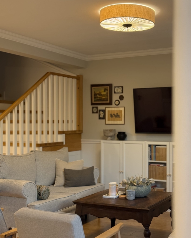 Duża lniana lampa sufitowa do salonu PLISE BLACK III - zapalone światło.