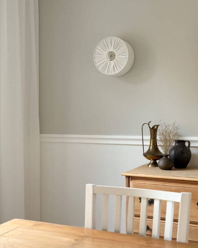 Elegancki kinkiet w kolorze złamanej bieli z niklowanym dekorem PLISE SILVER I.