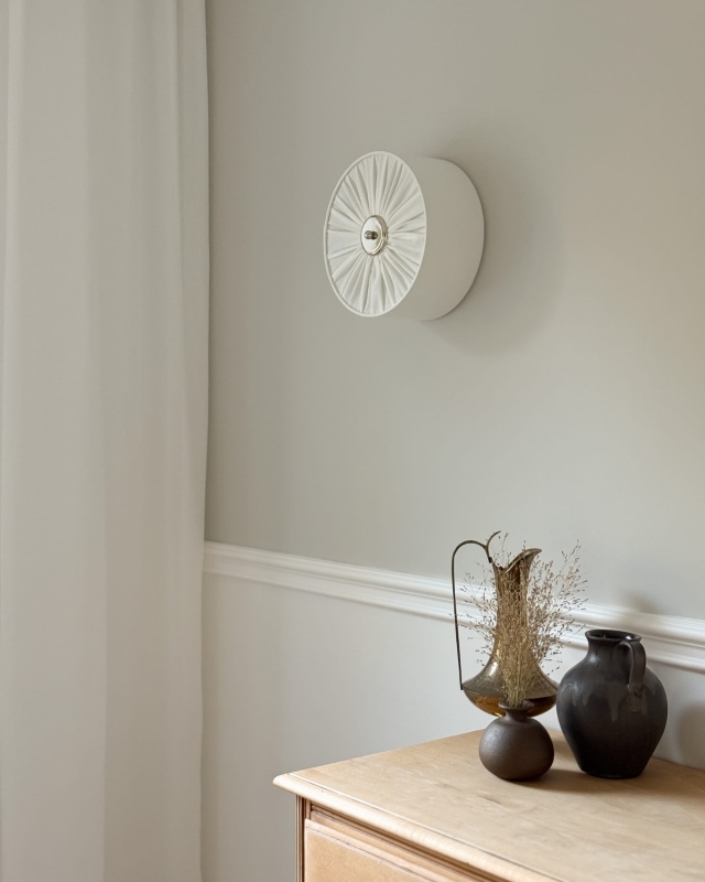 Elegancki kinkiet w kolorze złamanej bieli z niklowanym dekorem PLISE SILVER I.