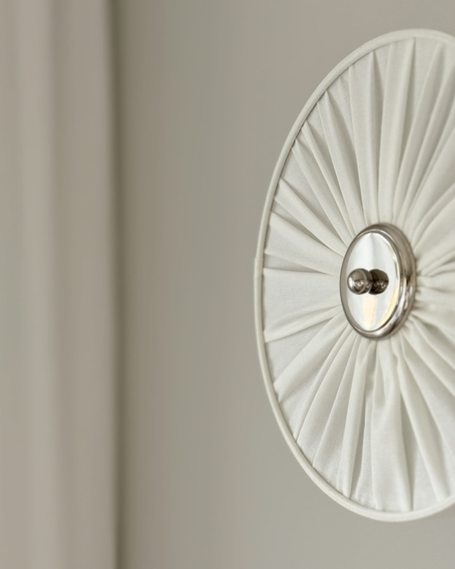 Elegancki kinkiet w kolorze złamanej bieli z niklowanym dekorem PLISE SILVER I - detal.