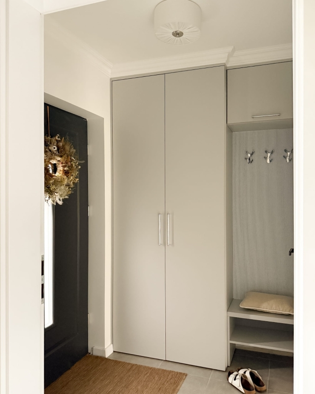 Elegancka lampa sufitowa w kolorze złamanej bieli w wiatrołapie PLISE SILVER I.