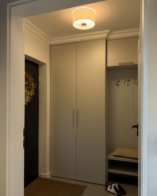 Elegancka lampa sufitowa w kolorze złamanej bieli w wiatrołapie PLISE SILVER I - zapalone światło.