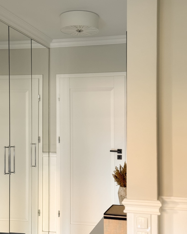 Elegancka lampa sufitowa w kolorze złamanej bieli w korytarzu PLISE SILVER II.