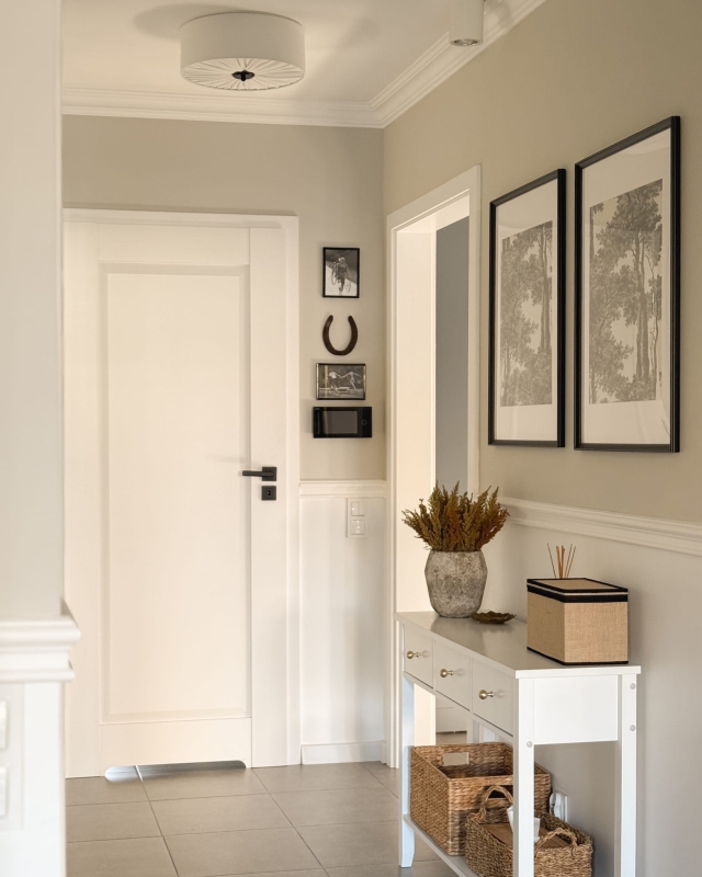 Elegancka lampa sufitowa w kolorze złamanej bieli w korytarzu PLISE BLACK II.