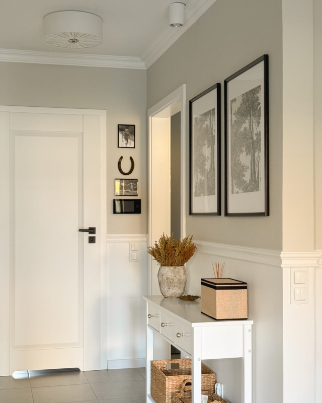 Elegancka lampa sufitowa w kolorze złamanej bieli w korytarzu PLISE SILVER II.