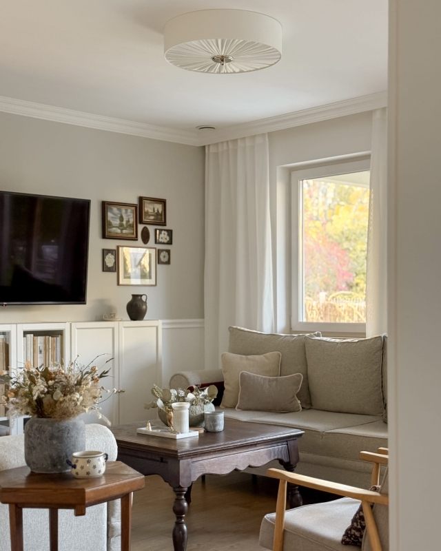 Duża elegancka lampa sufitowa w kolorze złamanej bieli w salonie PLISE BLACK III.