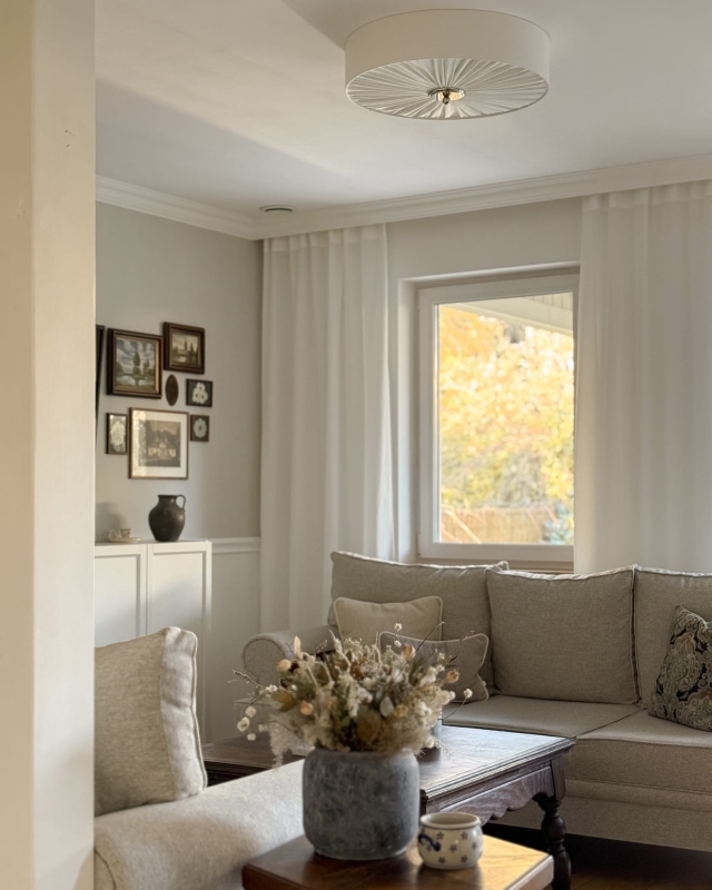 Duża elegancka lampa sufitowa w kolorze złamanej bieli w salonie PLISE BLACK III.