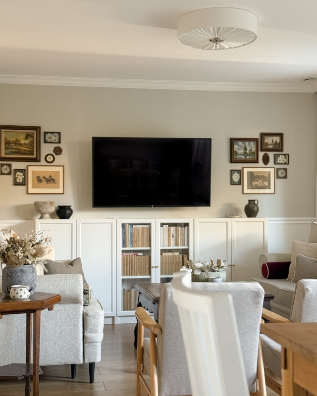 Duża elegancka lampa sufitowa w kolorze złamanej bieli w salonie PLISE BLACK III.