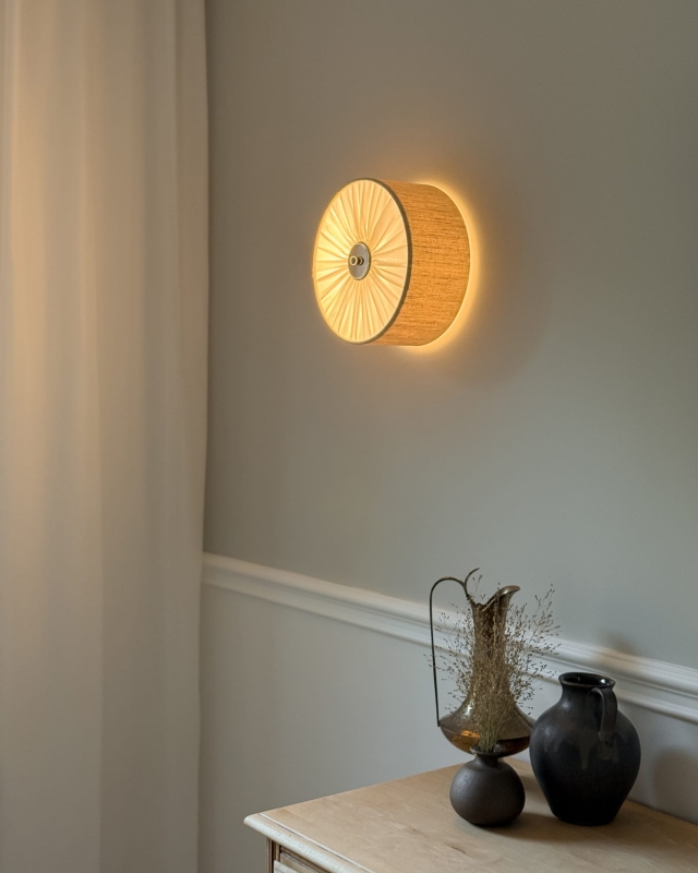 Elegancki lniany kinkiet z marszczoną blendą PLISE SILVER I - zapalone światło.