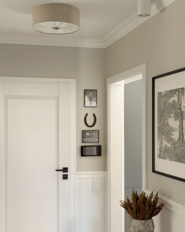 Elegancka lniana lampa sufitowa w korytarzu PLISE SILVER II.