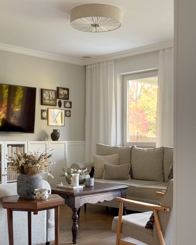 Elegancka lniana lampa sufitowa z niklowanym dekorem w salonie PLISE SILVER III.