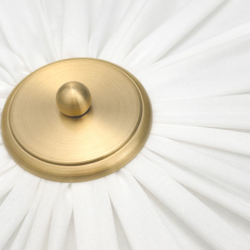 Elegancka lampa w kolorze złamanej bieli z mosiężnym dekorem PLISE BRASS I - detal.