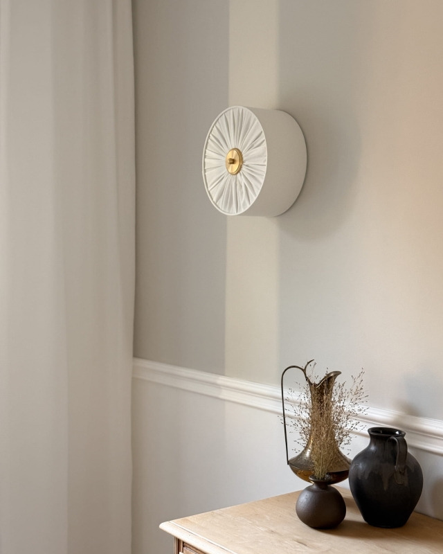 Elegancki kinkiet w kolorze złamanej bieli z mosiężnym dekorem PLISE BRASS I.