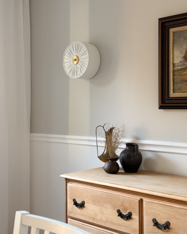 Elegancki kinkiet w kolorze złamanej bieli z mosiężnym dekorem PLISE BRASS I.