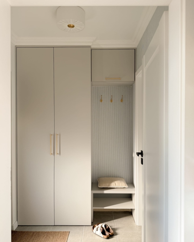 Elegancka lampa sufitowa w kolorze złamanej bieli z mosiężnym dekorem w wiatrołapie PLISE BRASS I.