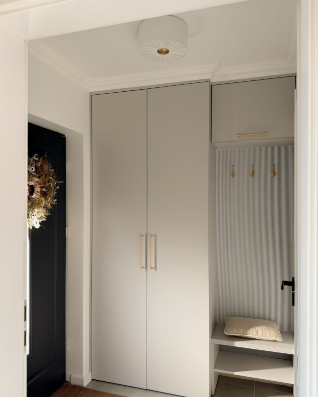 Elegancka lampa sufitowa w kolorze złamanej bieli z mosiężnym dekorem w wiatrołapie PLISE BRASS I.