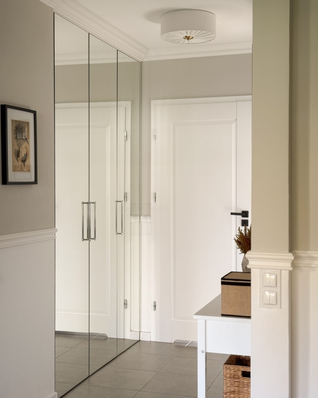 Elegancka lampa sufitowa w kolorze złamanej bieli z mosiężnym dekorem w korytarzu PLISE BRASS II.