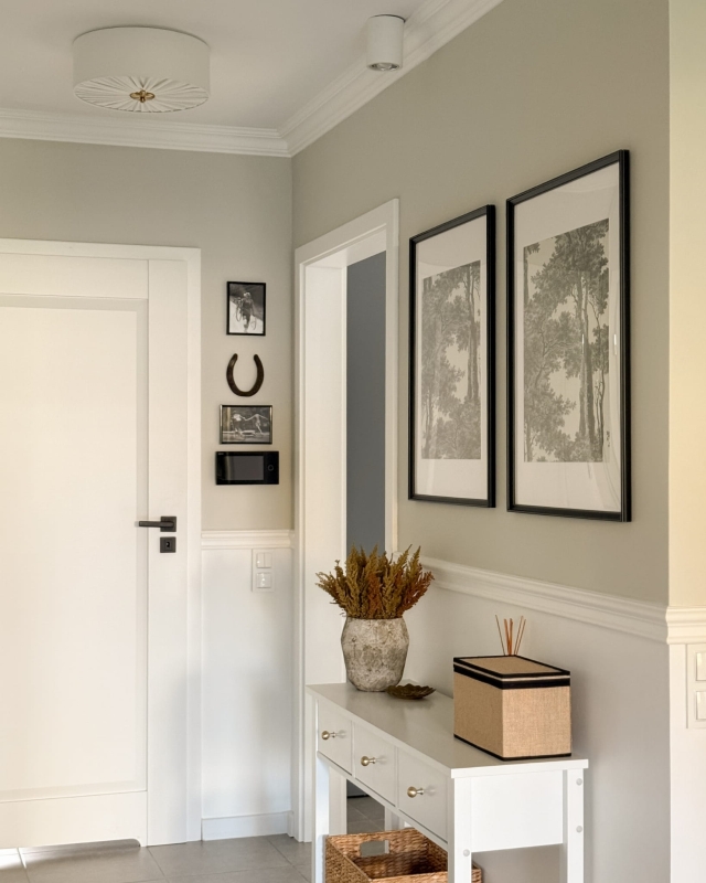 Elegancka lampa sufitowa w kolorze złamanej bieli z mosiężnym dekorem w korytarzu PLISE BRASS II.