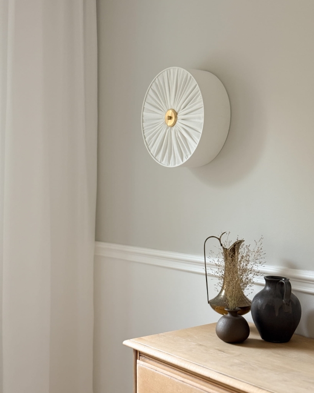 Elegancki kinkiet w kolorze złamanej bieli z mosiężnym dekorem PLISE BRASS II.