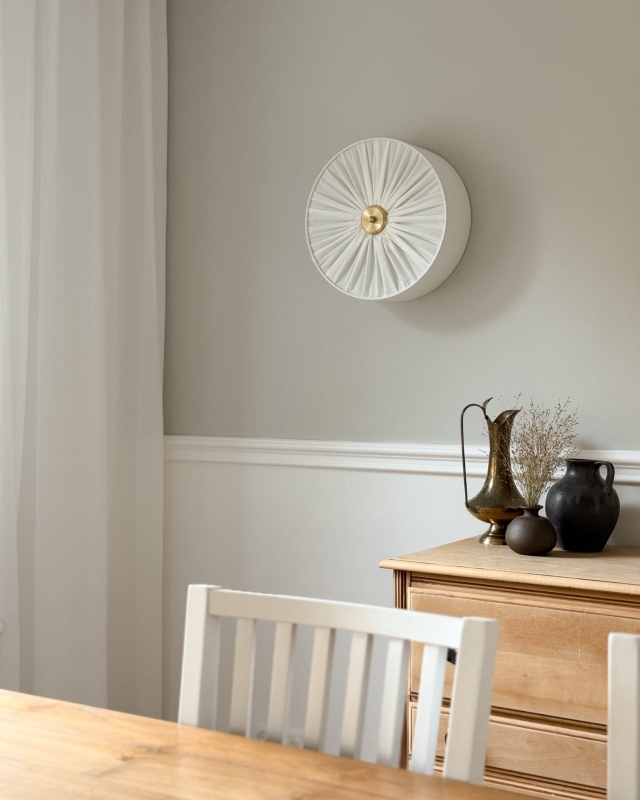 Elegancki kinkiet w kolorze złamanej bieli z mosiężnym dekorem PLISE BRASS II.