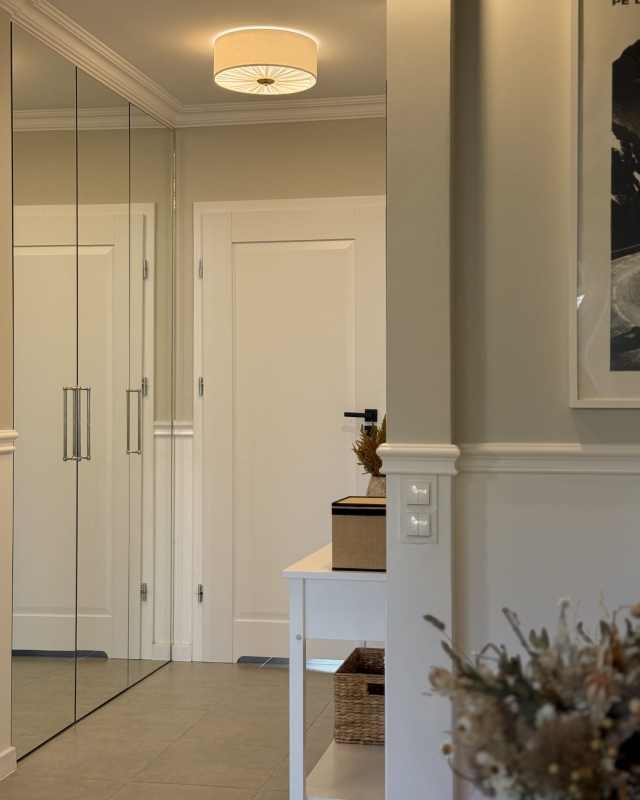 Elegancka lampa sufitowa w kolorze złamanej bieli z mosiężnym dekorem w korytarzu PLISE BRASS II - zapalone światło.