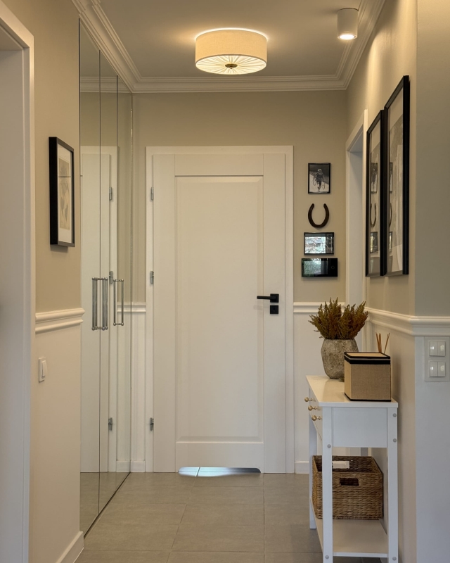 Elegancka lampa sufitowa w kolorze złamanej bieli z mosiężnym dekorem w korytarzu PLISE BRASS II - zapalone światło.