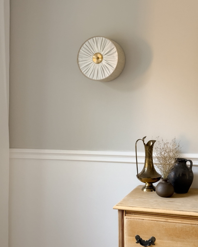 Elegancki lniany kinkiet z marszczoną blendą i mosiężnym dekorem PLISE BRASS I.