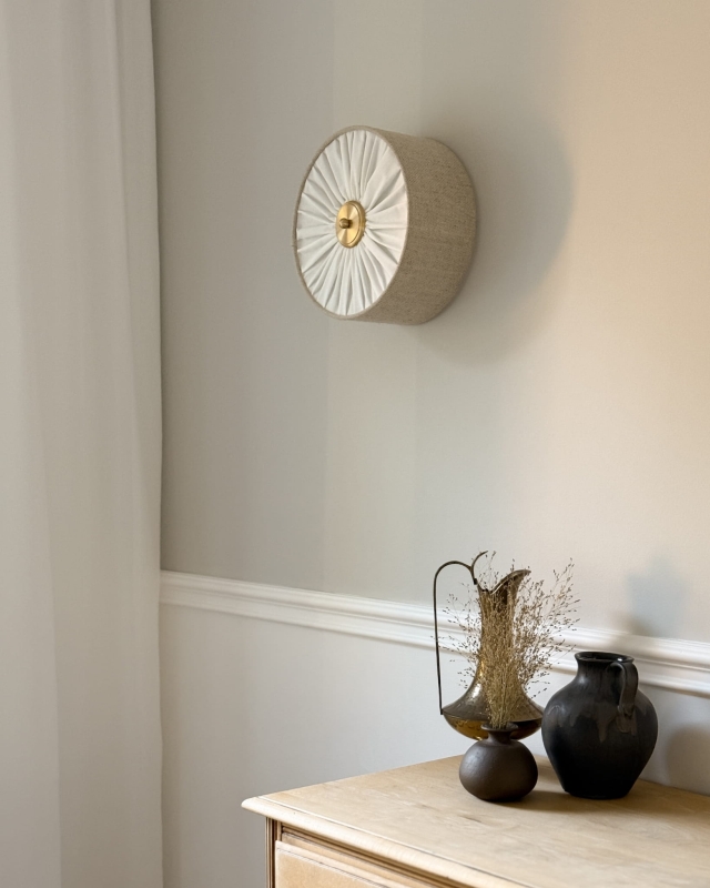 Elegancki lniany kinkiet z marszczoną blendą i mosiężnym dekorem PLISE BRASS I.