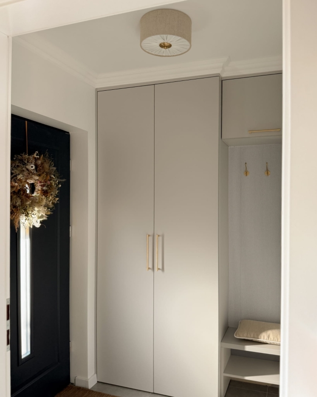 Elegancka lniana lampa sufitowa z marszczoną blendą i mosiężnym dekorem w wiatrołapie PLISE BRASS I.