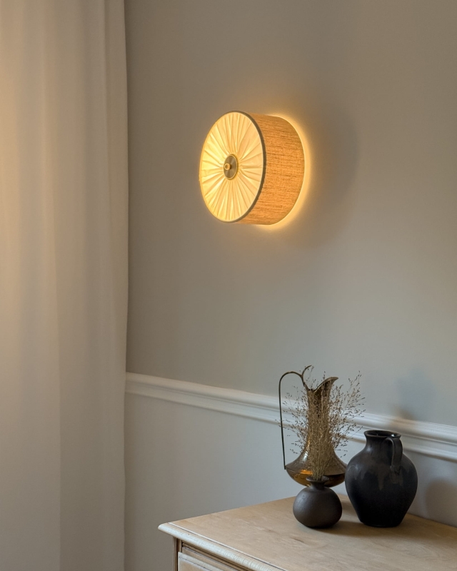 Elegancki lniany kinkiet z marszczoną blendą i mosiężnym dekorem PLISE BRASS I - zapalone światło.