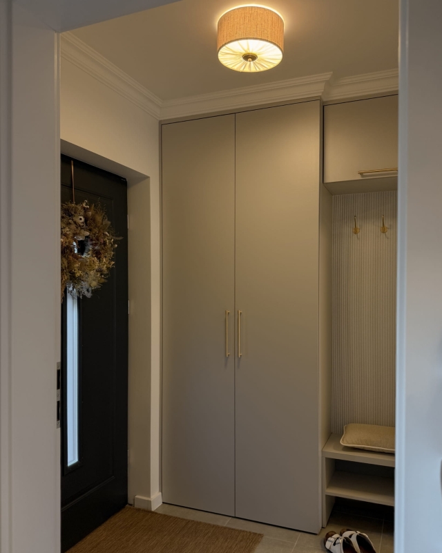 Elegancka lniana lampa sufitowa z marszczoną blendą i mosiężnym dekorem w wiatrołapie PLISE BRASS I - zapalone światło.