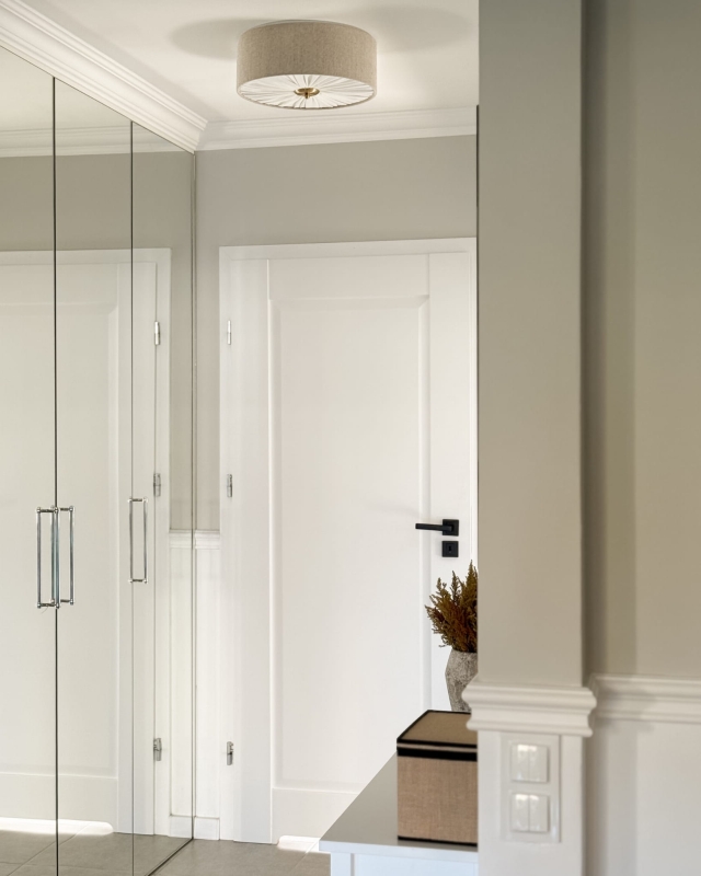 Elegancka lniana lampa sufitowa z marszczoną blendą i mosiężnym dekorem w korytarzu PLISE BRASS II.