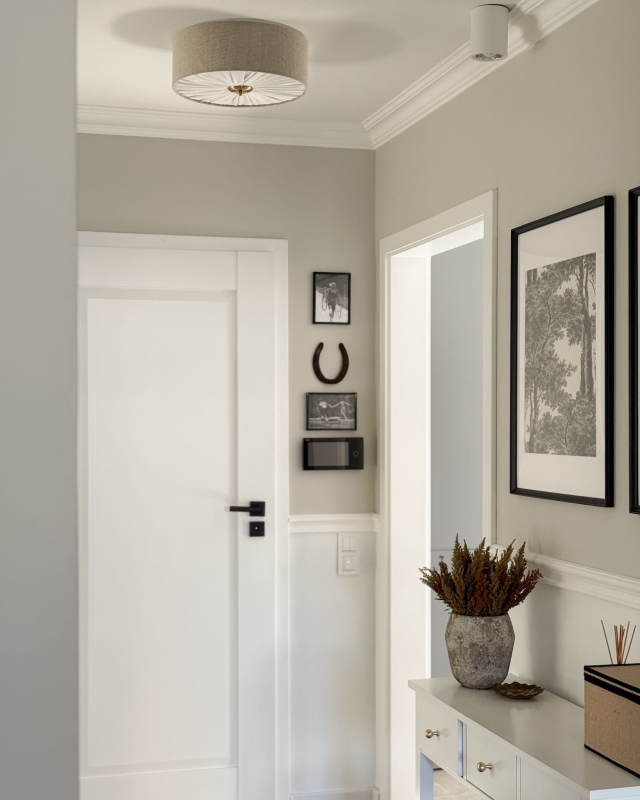 Elegancka lniana lampa sufitowa z marszczoną blendą i mosiężnym dekorem w korytarzu PLISE BRASS II.