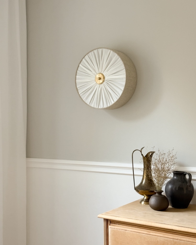 Elegancki lniany kinkiet z marszczoną blendą i mosiężnym dekorem PLISE BRASS II.