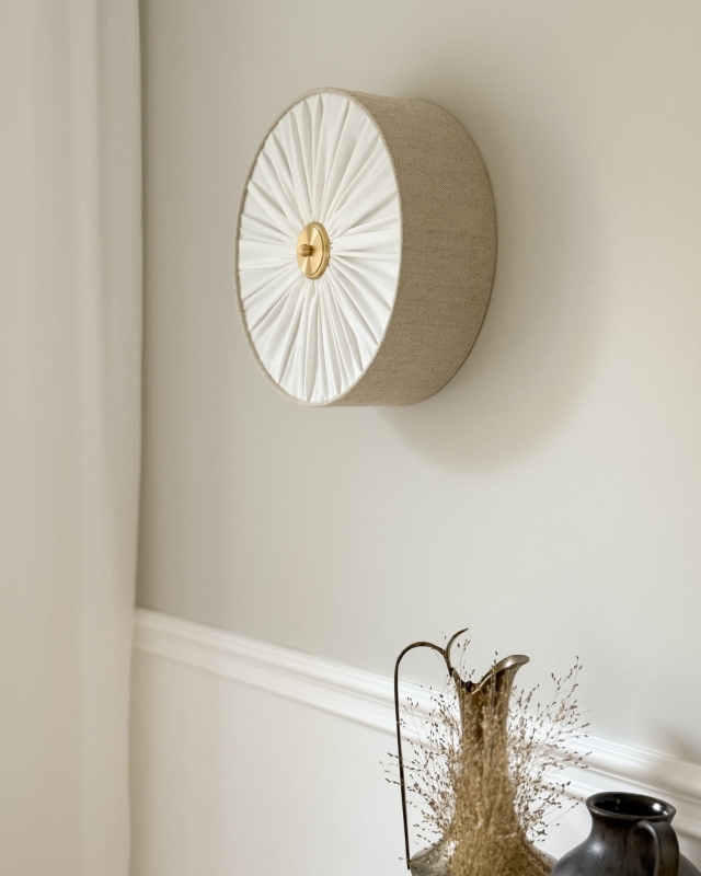 Elegancki lniany kinkiet z marszczoną blendą i mosiężnym dekorem PLISE BRASS II.