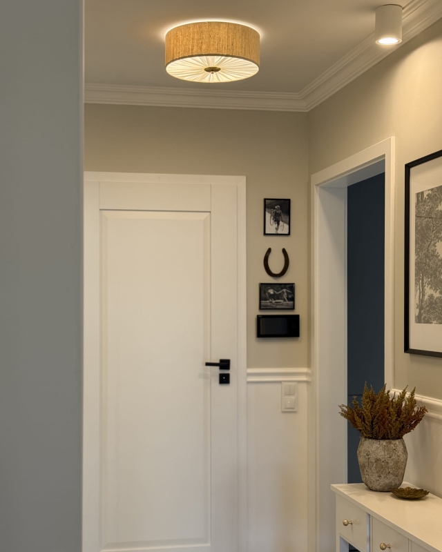 Elegancka lniana lampa sufitowa z marszczoną blendą i mosiężnym dekorem w korytarzu PLISE BRASS II - zapalone światło.