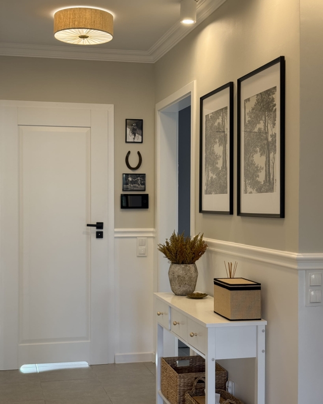 Elegancka lniana lampa sufitowa z marszczoną blendą i mosiężnym dekorem w korytarzu PLISE BRASS II - zapalone światło.