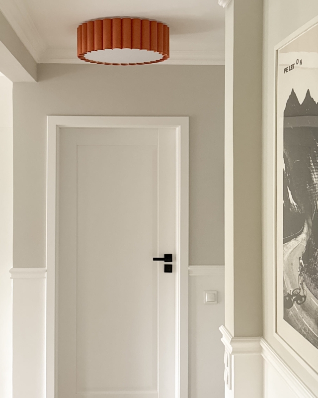 Pomarańczowy plafon pofalowany w korytarzu ONDE.