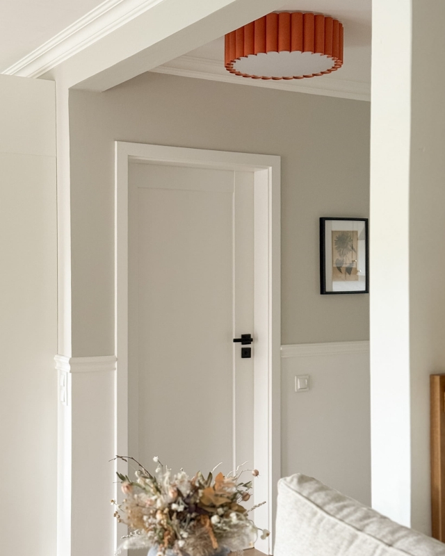 Pomarańczowy plafon pofalowany w korytarzu ONDE.