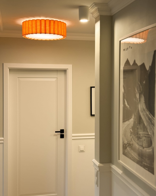 Pomarańczowy plafon pofalowany w korytarzu ONDE - zapalone światło.