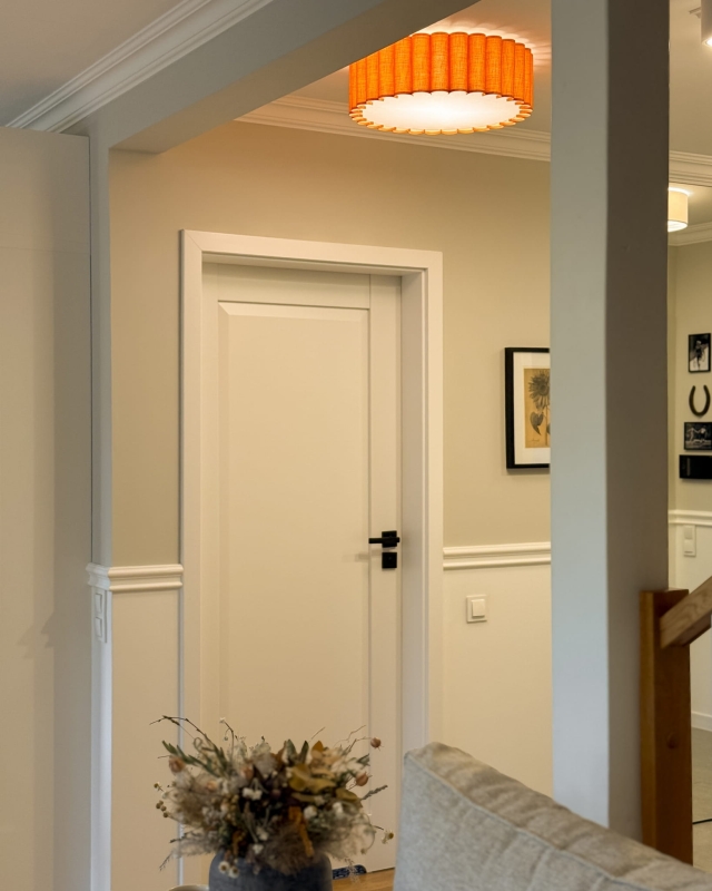 Pomarańczowy plafon pofalowany w korytarzu ONDE - zapalone światło.