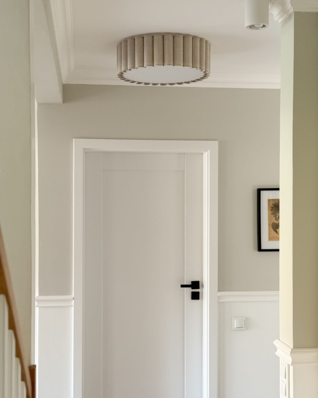 Lniana lampa sufitowa z pofalowanym brzegiem w korytarzu ONDE.