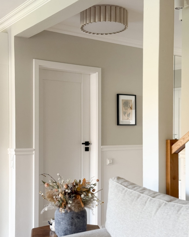 Lniana lampa sufitowa z pofalowanym brzegiem w korytarzu ONDE.