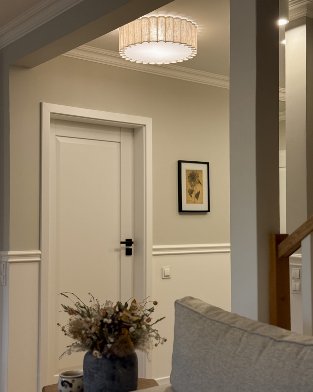 Lniana lampa sufitowa z pofalowanym brzegiem w korytarzu ONDE - zapalone światło.