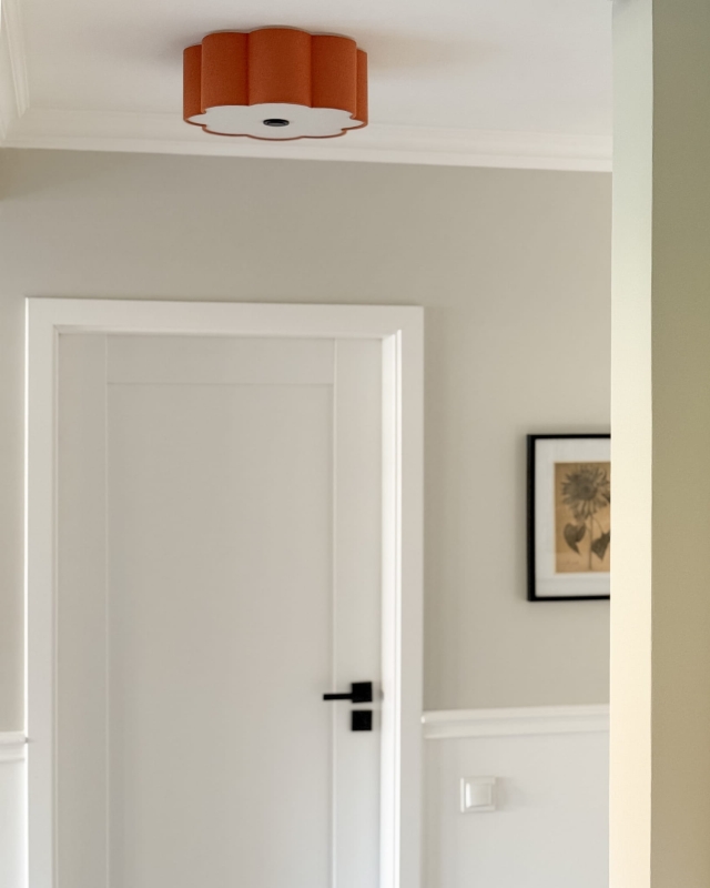 Pomarańczowa lampa sufitowa w kształcie kwiatu jako oświetlenie korytarza AUREA BLACK.