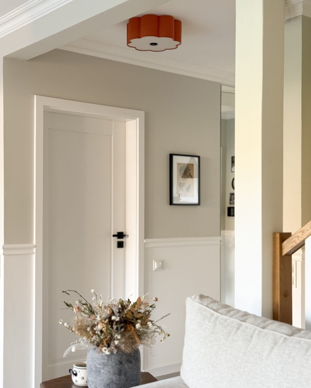 Pomarańczowa lampa sufitowa w kształcie kwiatu jako oświetlenie korytarza AUREA BLACK.