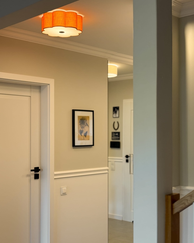 Pomarańczowa lampa sufitowa w kształcie kwiatu jako oświetlenie korytarza AUREA BLACK - zapalone światło.