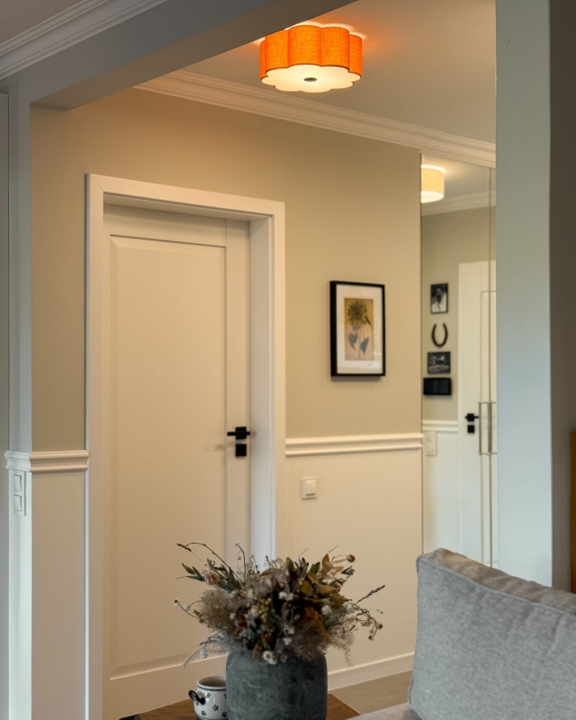 Pomarańczowa lampa sufitowa w kształcie kwiatu jako oświetlenie korytarza AUREA BLACK - zapalone światło.