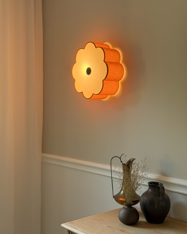 Pomarańczowy kinkiet w kształcie kwiatu AUREA BLACK - zapalone światło.